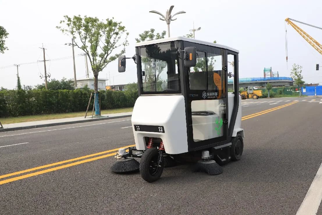 Efficiente aspirapolvere da strada Spazzatrice Attrezzatura per la pulizia Giro sul pavimento Strada Spazzatrice da strada in vendita