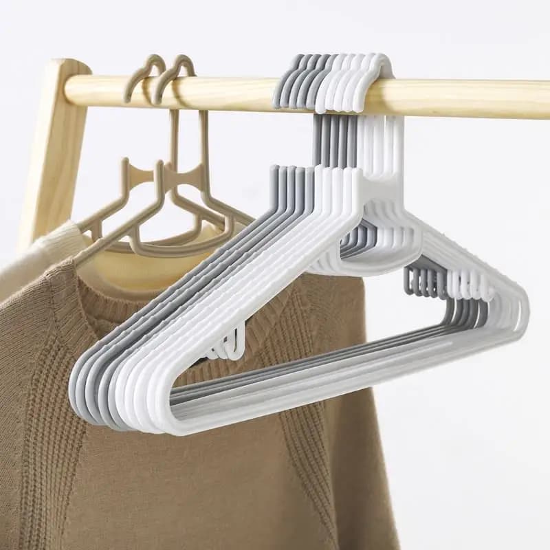 Plastic hanger for home use, clothes hangers for adult clothes, travel clothes hangers, wardrobe hangers, student dorm clothes hangers