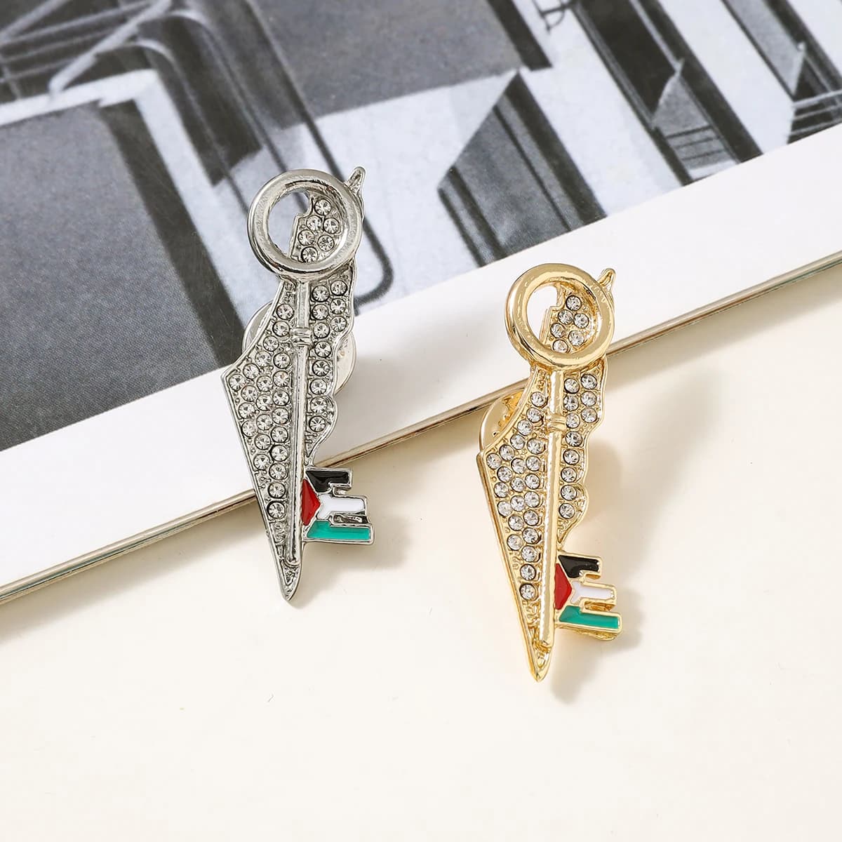 Spilla araba islamica Sciarpa palestinese mappa spilla per ragazzi e ragazze accessori di abbigliamento popolari in Europa e negli Stati Uniti