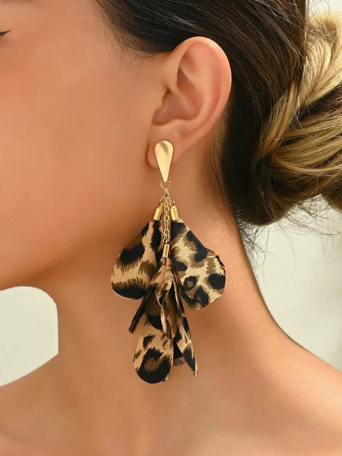 Orecchini a perno color oro con pendenti a petalo in tessuto con stampa leopardata da donna