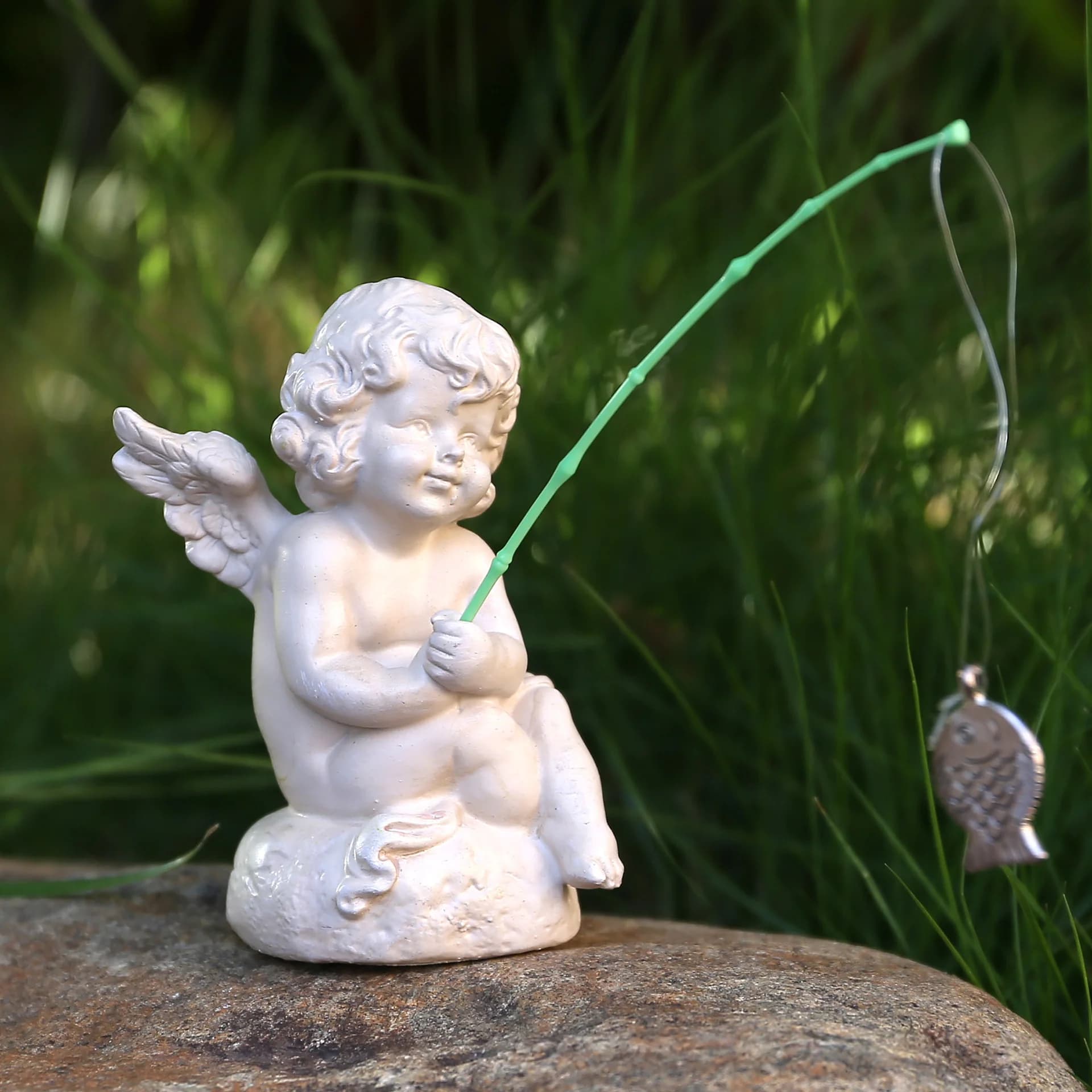 Figurina di pesca di Cupido Ornamento squisito con canna da pesca e pesce Ideale per la decorazione del giardino domestico Ornamento Decorazioni da giardino e da giardino