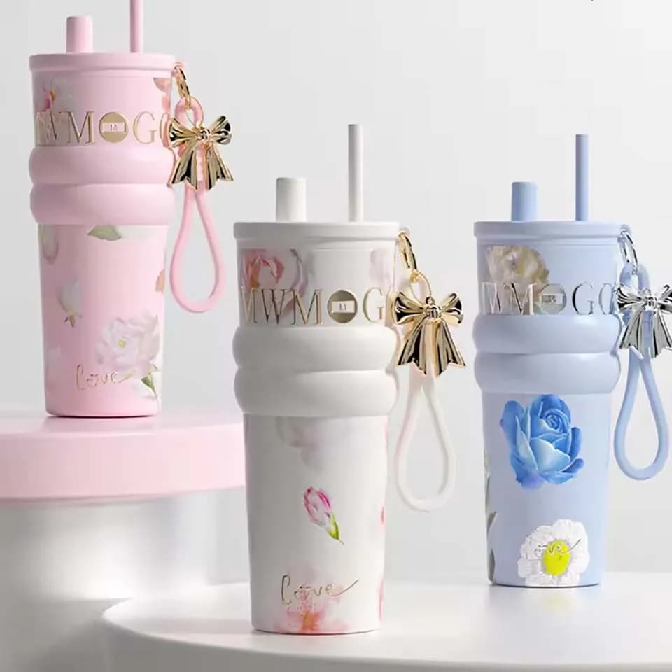 1 pz. 2026 Blossoms Nuovo Modello Tazza Termica con Cannuccia 710ml Grande Capacità Elegante Tazza da Caffè Portatile da Viaggio per Auto Tazza Ghiaccio Regalo Donna
