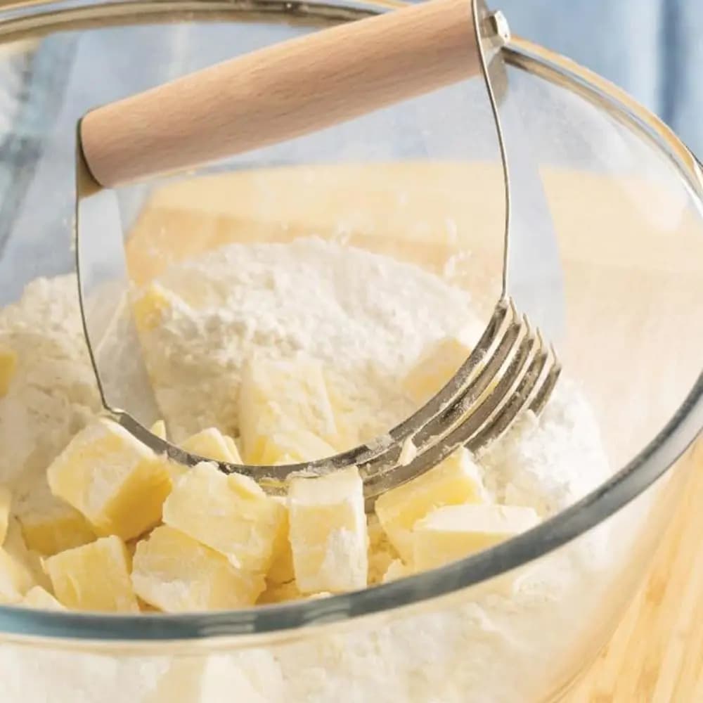 Strumento di cottura Frullatore manuale per impasto Manico in legno Design curvo Taglierina per farina Impastatrice per patate in acciaio inossidabile