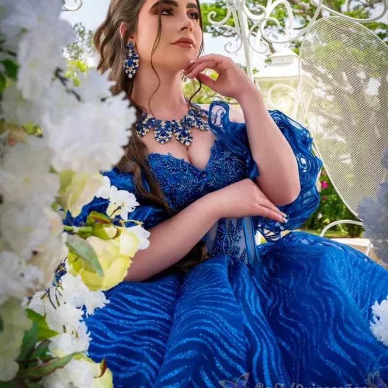 Abito Quinceanera blu zaffiro lucido personalizzato con spalle scoperte applique con paillettes fiore stratificazione di cristallo abiti da 15 Quinceanera