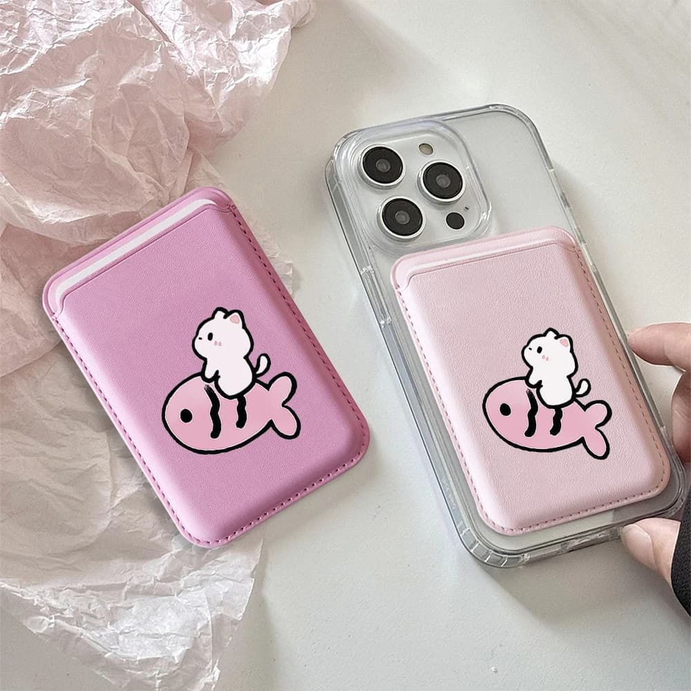 Portafoglio per telefono in pelle con design estetico a cartoni animati di gatti e pesci, stile line art, compatibile con MagSafe, custodia sottile da tasca posteriore, resistente ed elegante.