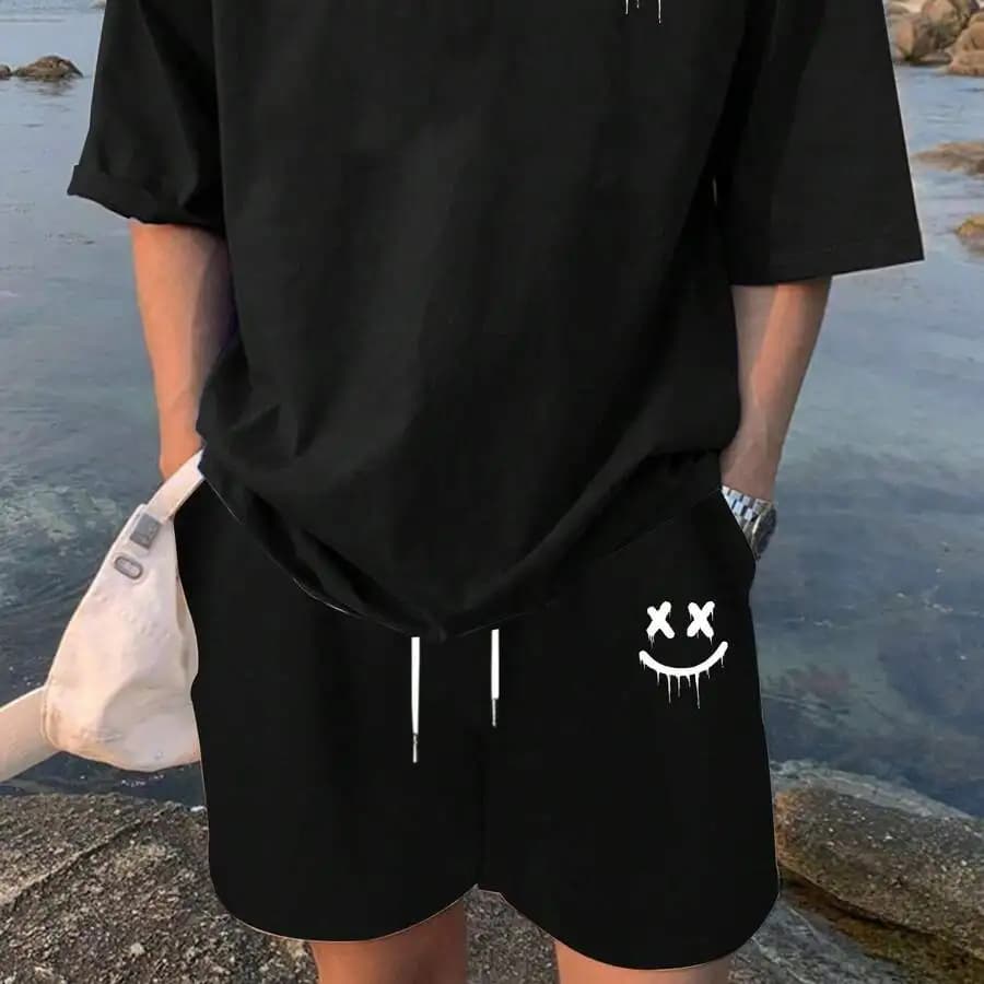 Set da uomo con t-shirt nera a girocollo a maniche corte e pantaloncini con stampa smiley