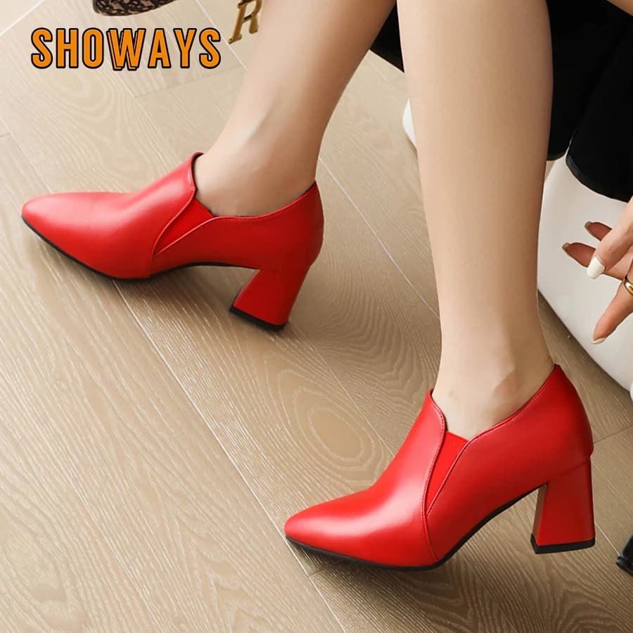 Scarpe da Donna Britanniche con Tacco Alto in Microfibra, Rosse, Nere, Marroni, Comode, Slip-on, a Punta, per Ufficio ed Eventi Formali