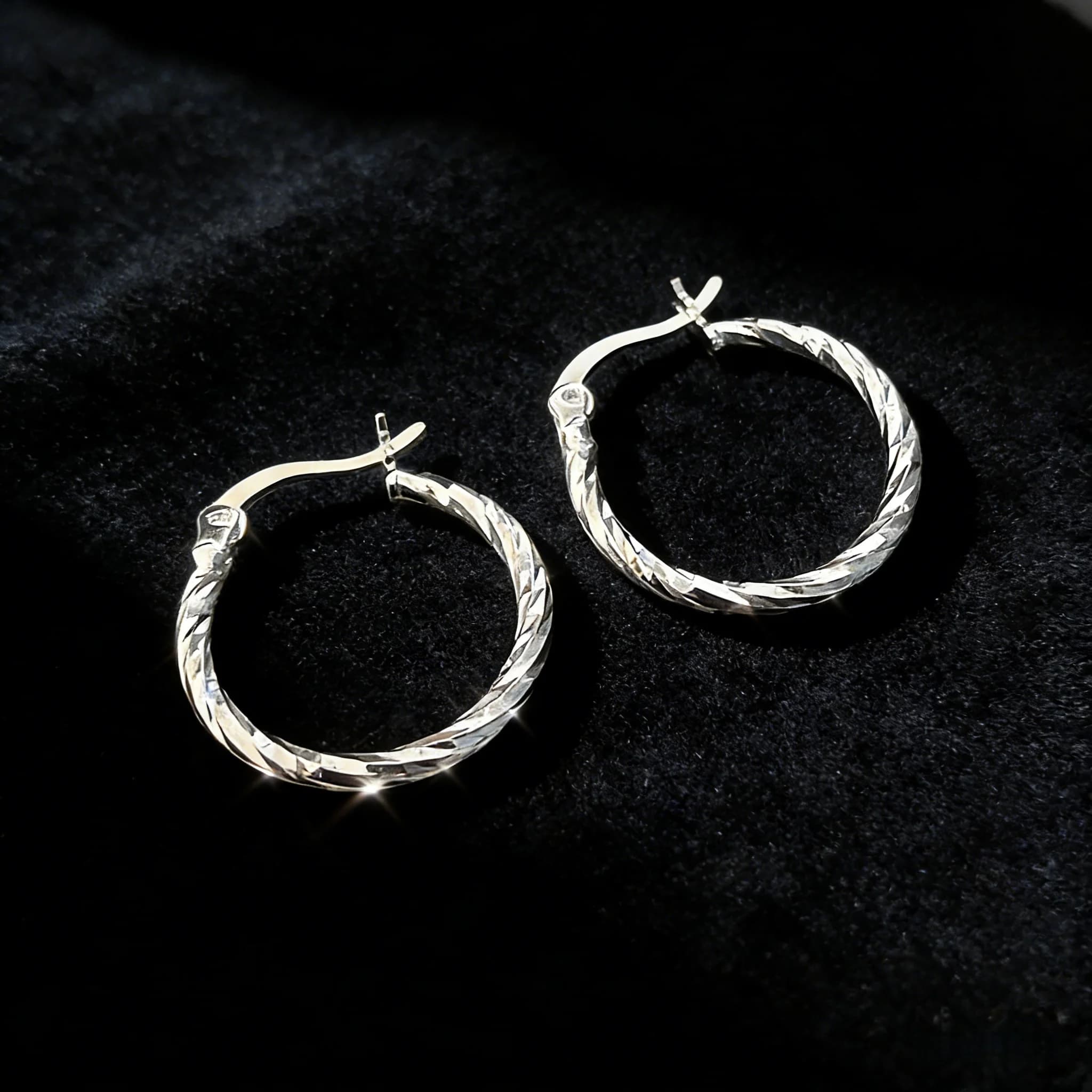 Eleganti Orecchini a Cerchio Intrecciati in Argento: Design Senza Tempo, Resistenti e Comodi per Ogni Outfit.