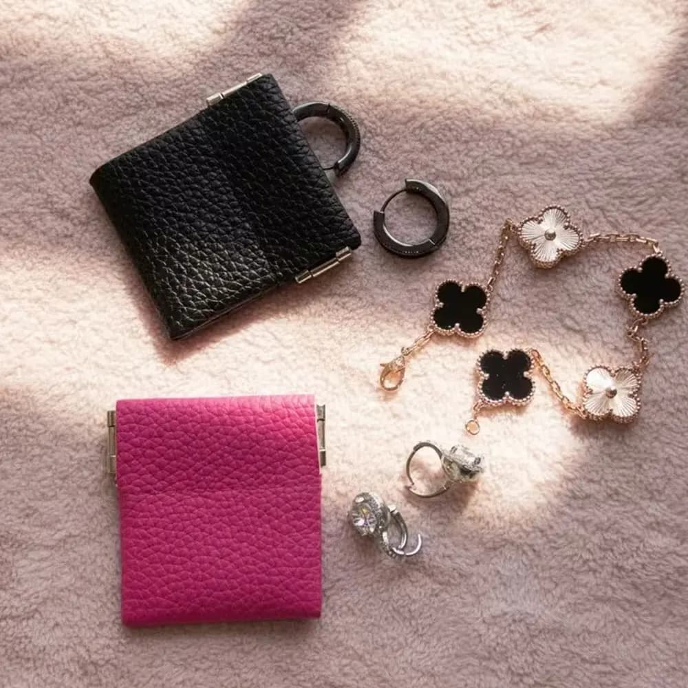 Borsa portaoggetti mini alla moda e creativa, realizzata in pelle sintetica, piccola custodia per orecchini, anelli e accessori, con chiusura a plettro, facile da trasportare ogni giorno.