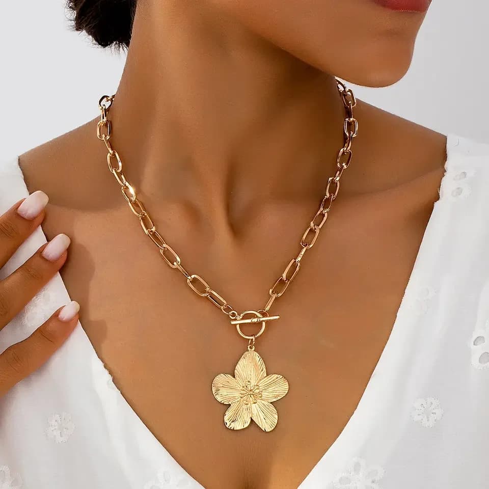 Elegante Collana con Ciondolo a Fiore di Glicine per Donne, Stile Vintage, Design Semplice e Versatile