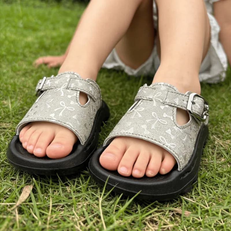 Girls Fashion Shoes Outdoors Soft Bottom Kids Beach Shoes Open Toes Comfortable 2026 Brand New Children Slippers Non-slip Trendy
