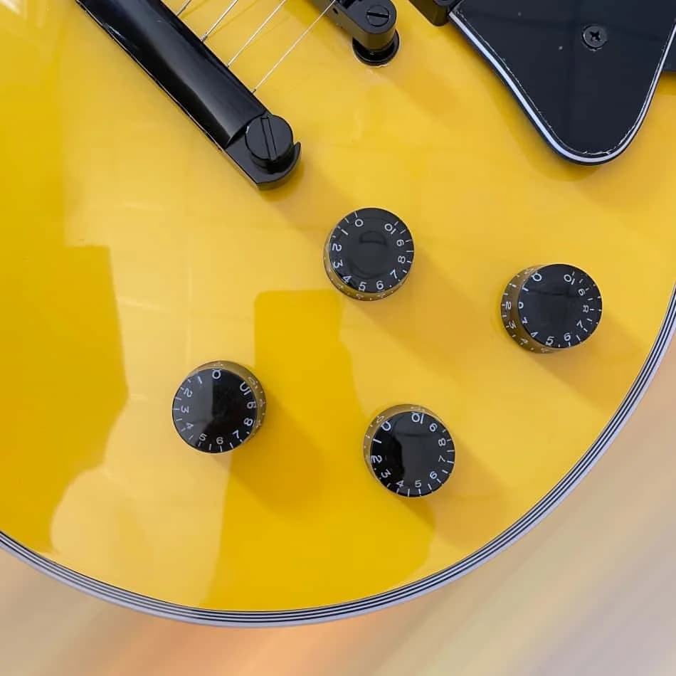 Chitarra elettrica a 6 corde gialla con hardware nero, tastiera in palissandro e corpo in mogano