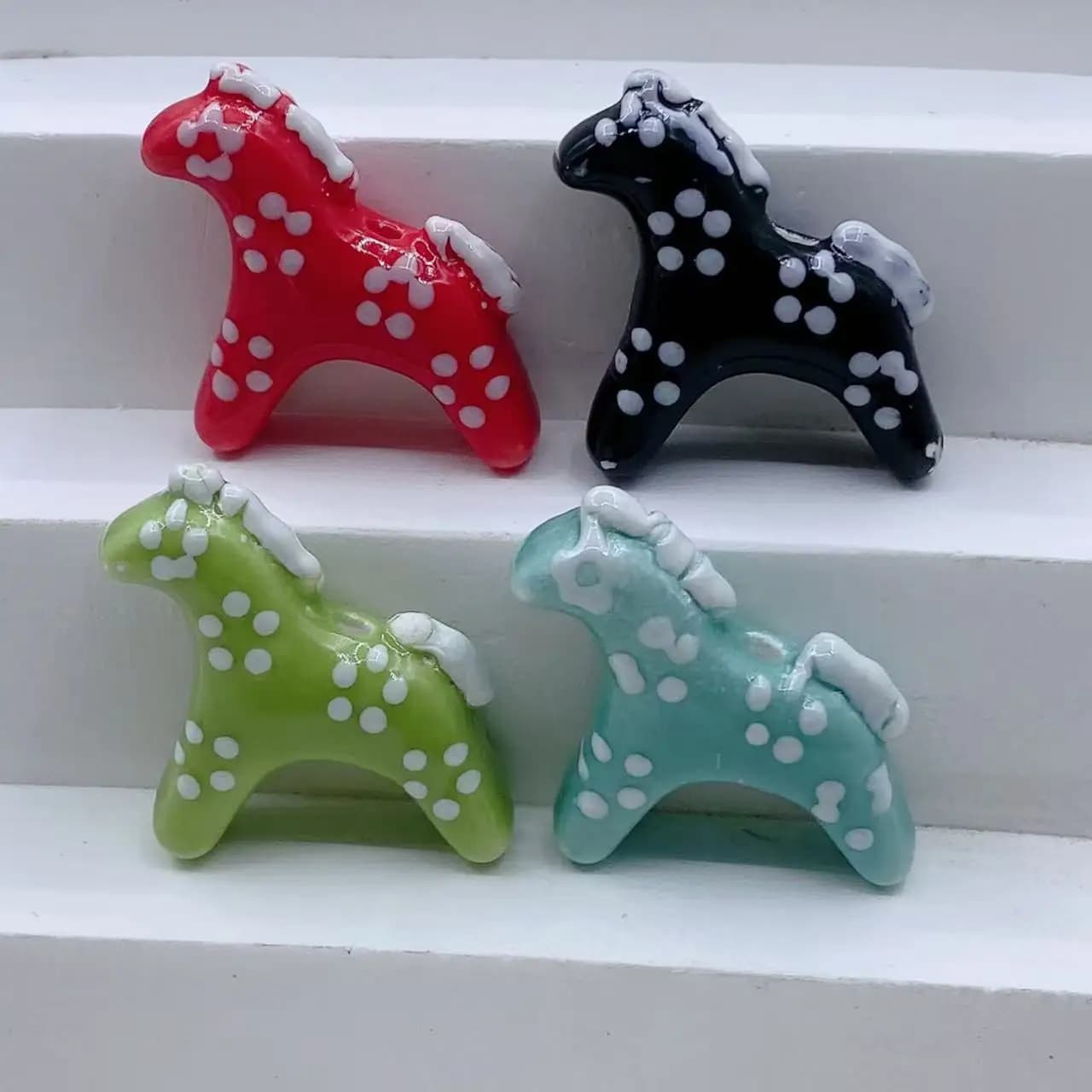 4 perline in ceramica a forma di cavallo dipinte a mano, utilizzate per la creazione di gioielli fai-da-te, bracciali, orecchini, collane e accessori.