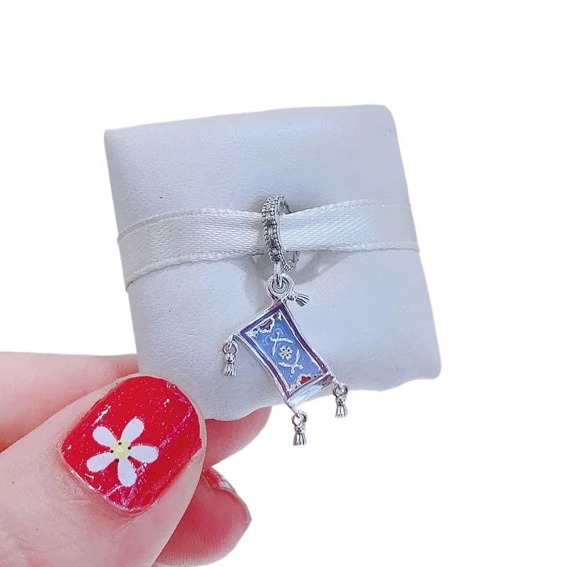 Disney Aladdin Cartoon simpatico tappeto magico ciondolo fascino creativo personalizzato collana pendente regalo per uomini e donne all'ingrosso