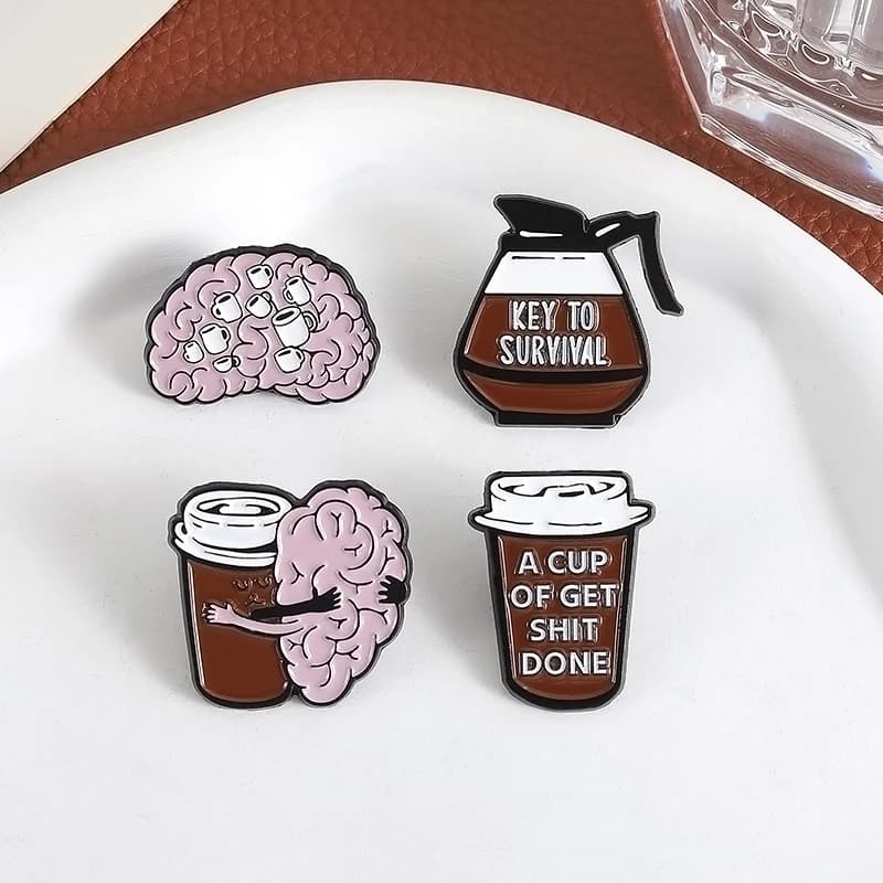 Spille smaltate per il cervello del caffè, regalo per amici, chiave di famiglia per sopravvivere, una tazza di merda fatta, spilla, zaino, vestiti, distintivo, spilla