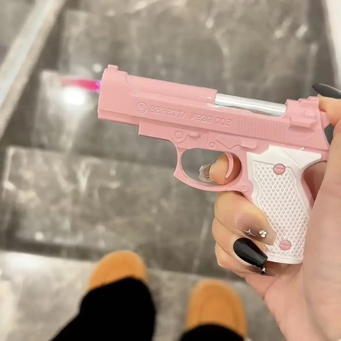 Accendino gonfiabile portatile antivento alla moda con fiamma rossa a forma di pistola, accendino a butano per esterni, accessori per fumatori