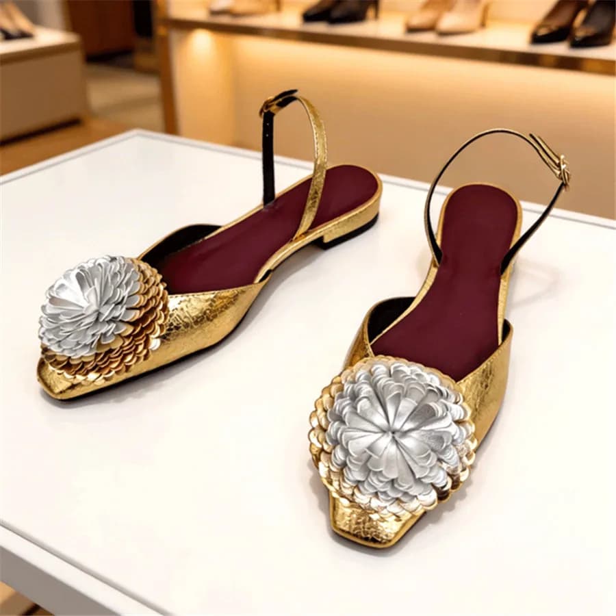 New Summer Sandals 2026 with Floral Decorations, Golden Plateau, Buckle Strap, Low Heel, Elegant Women's Shoes with Closed Toe and Back Strap