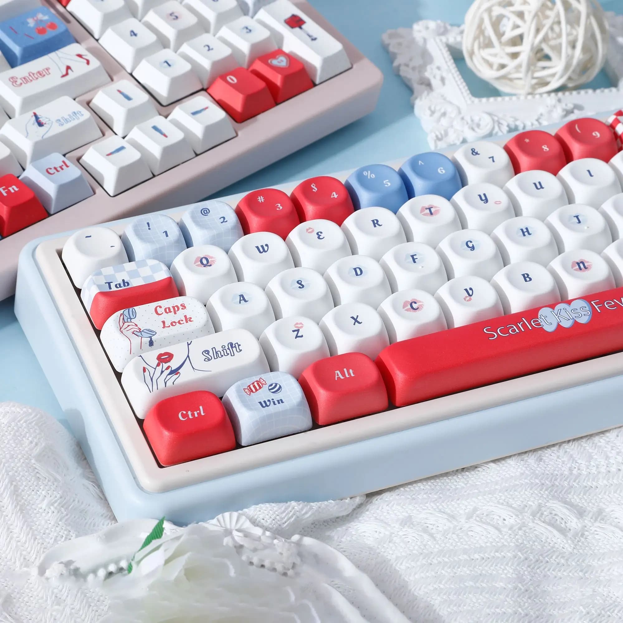 Keycaps Heat Wave Red Lipped Modern Girl in PBT, con incisione frontale e laterale, trasparenti, a forma di sfera, per tastiera.