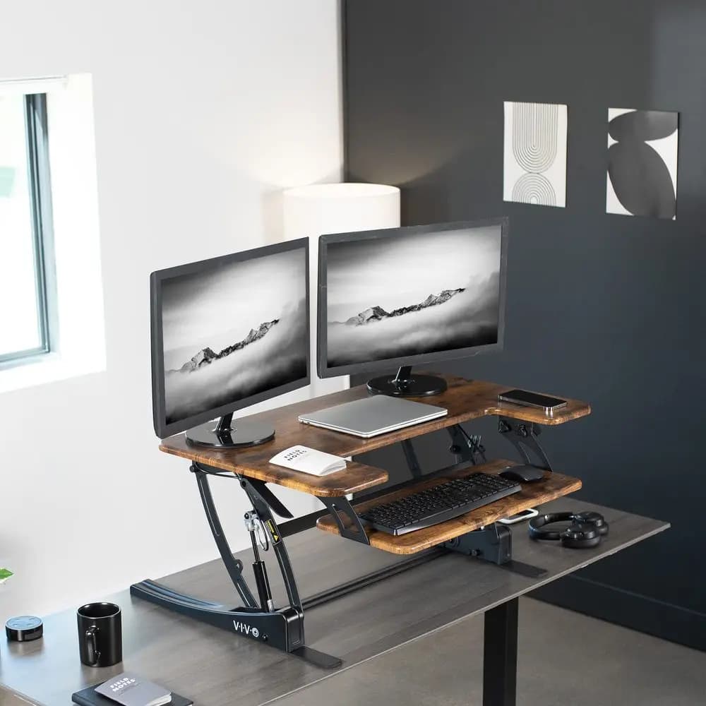 Convertitore da scrivania regolabile in altezza da 36 pollici, serie V, workstation con doppio supporto per monitor da tavolo, da seduti a in piedi, rustico