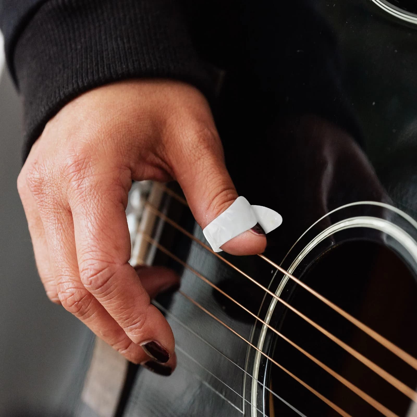 10 pezzi Plettri da dito Medi piatti Thumbpicks Materiale Pe Basso elettrico acustico Ukulele Banjo Mandolino Plettri stile dito