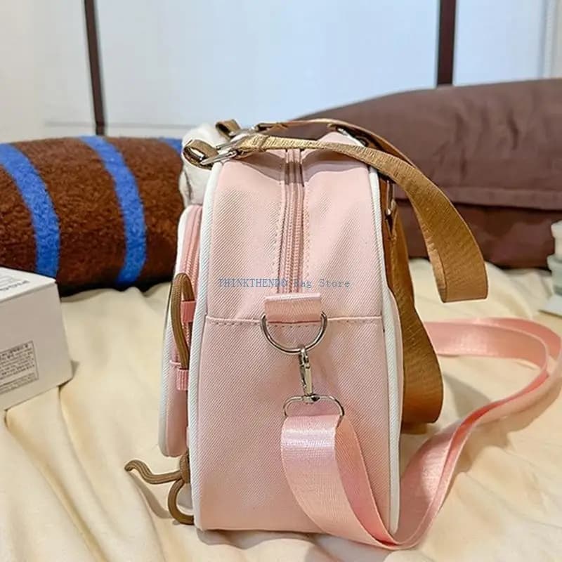 Borsa a tracolla casual stile anime 340D con tracolla regolabile e accessori decorativi Borse a tracolla in nylon per studenti