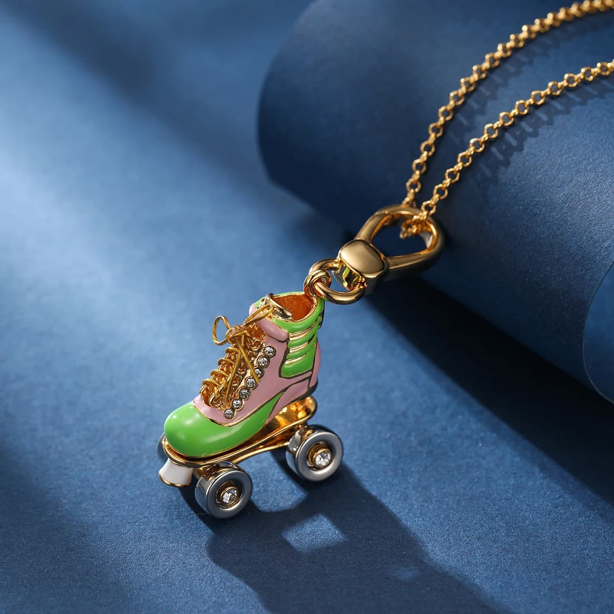 1 pz. Squisito Ciondolo a Forma di Pattino in Smalto, Collana a Forma di Scarpa con Diamanti, Charm per Borsa da Donna, Portachiavi, Regalo di Natale
