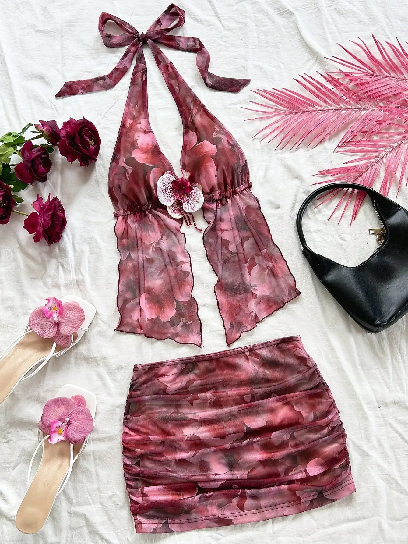Completo due pezzi da donna con stampa floreale, scollo all'americana e minigonna arricciata