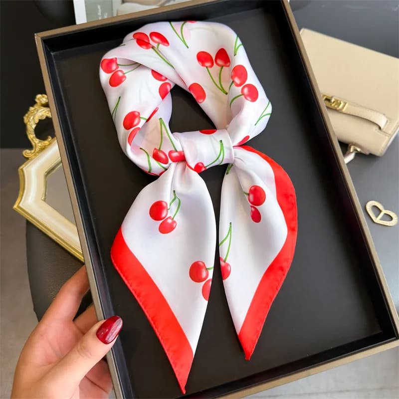 Sciarpa di raso quadrata di lusso da donna Scialli e involucri modello frutta ciliegia carina Moda piccola borsa Sciarpe Cravatta per capelli Bandane 70 * 70 cm
