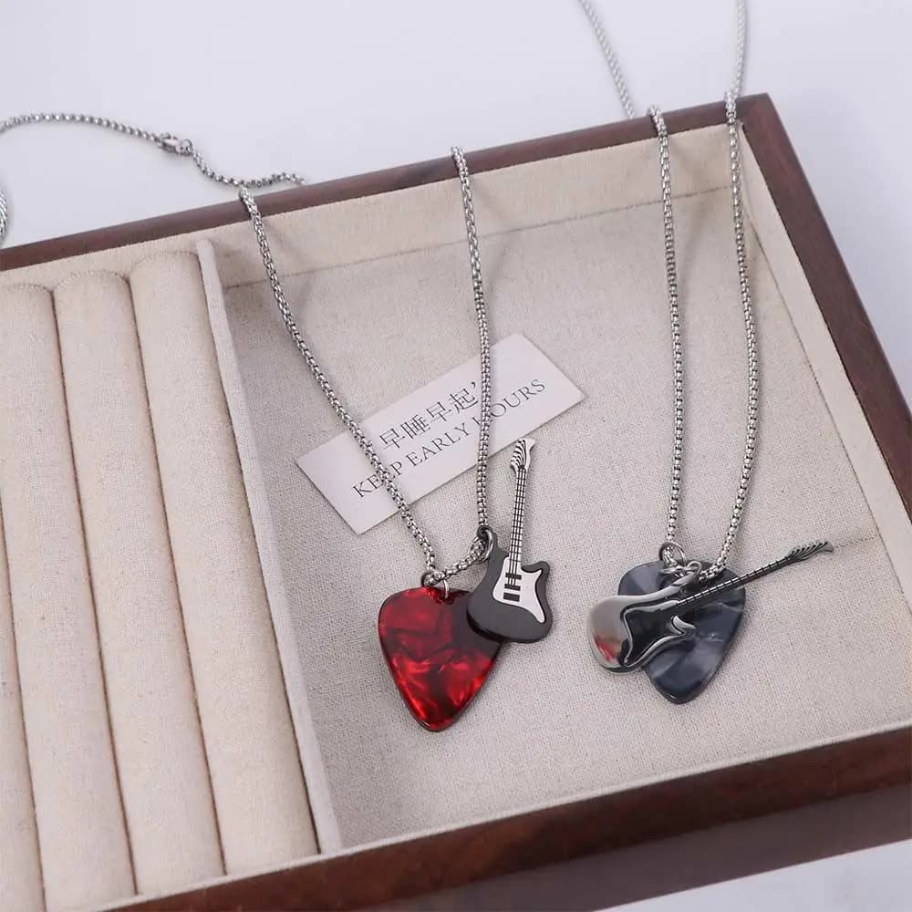 Collana con ciondolo per plettro per chitarra hip-hop Collana con ciondolo per chitarra in acciaio al titanio punk Coppia di catene per maglione per chitarra elettrica alla moda vintage