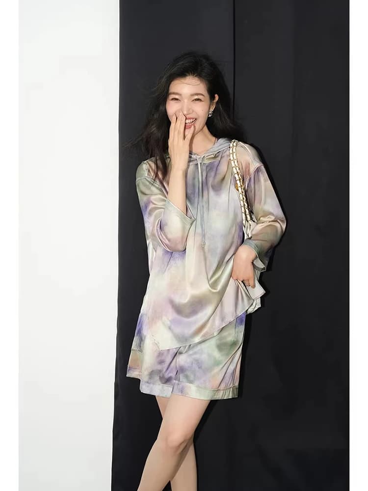 Completo di Moda Ningxia Yijian: Set Antirughe di Lusso Leggero in Seta da 2m con Pantaloncini Artistici Sfumati e Maniche Lunghe, Adatto per Tutte le Stagioni