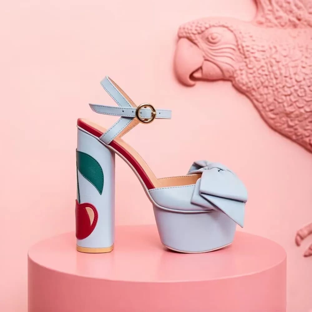 Sandali con plateau a tacco alto azzurro/rosa con fiocco oversize, tacco largo e dettaglio stampa ciliegie, sandali dolci con punta aperta