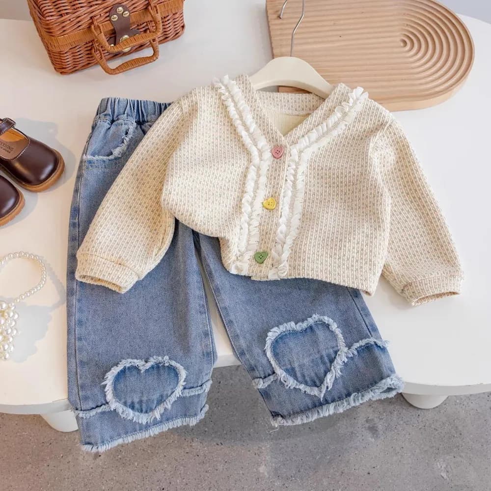 Set di abbigliamento per ragazze tinta unita versione coreana primaverile e autunnale Top cardigan con scollo a V a maniche lunghe beige + jeans stampati con amore Set da 2 pezzi