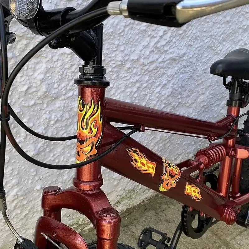 Adesivi in vinile, adatti per monopattini elettrici, mountain bike e decalcomanie impermeabili a forma di teschio con fiamme per caschi da moto