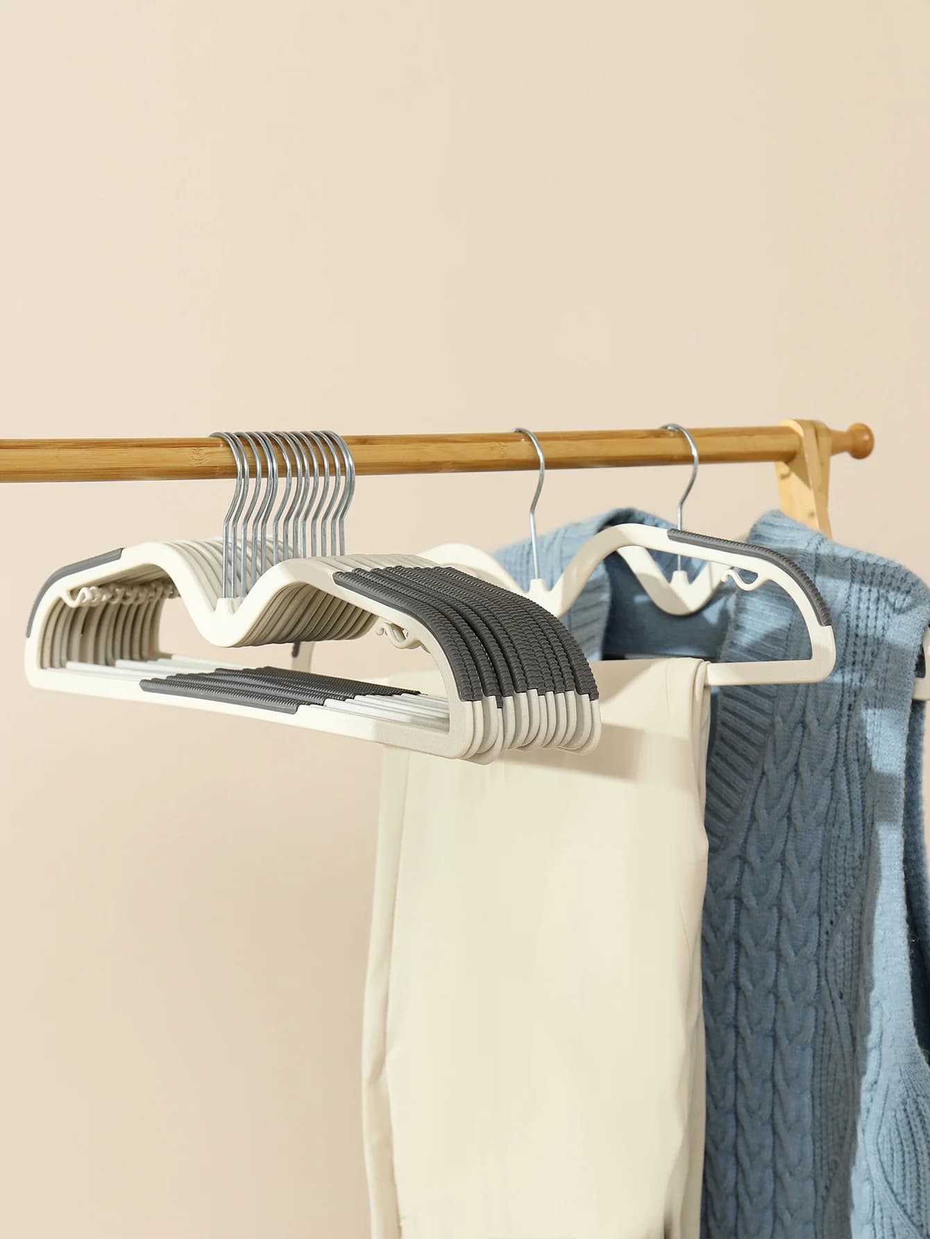 F2 10pcs Non-Slip Plastic Hangers Versatile Traceless Design For Clothes Bras More Ideal For Home Storage Retail Display