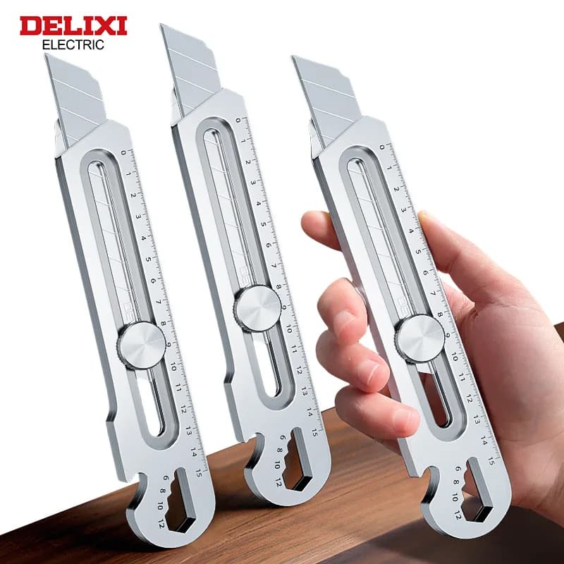 Coltello multiuso elettrico DELIXI, lama SK5 Steel18mm retrattile, carta tagliata affilata, tessuto, pellicola, pannello in schiuma, legno, gomma, plastica