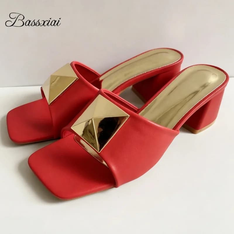 Sandali Donna Estivi con Tacco Medio, Stile Conciso, Slingback, Mules con Grandi Rivetti Decorativi, Modello Slim