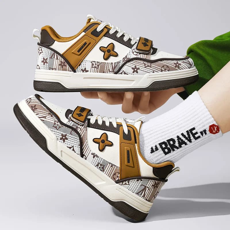 Men Retro Brown Print Patch Skate Sneakers Floral Metal Decor Velcro Strap Thick Platform Sole Street Fashion Casual Board Shoes