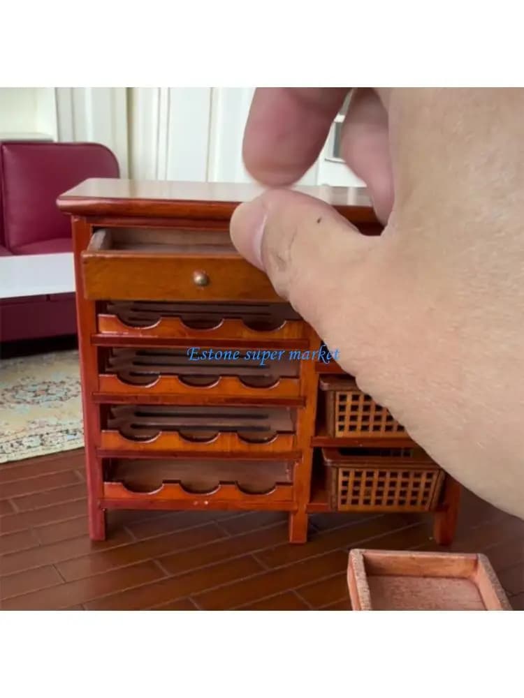 090B Armadietto per il vino in legno per disposizione delle scene della cucina della casa delle bambole modello 1/12 per