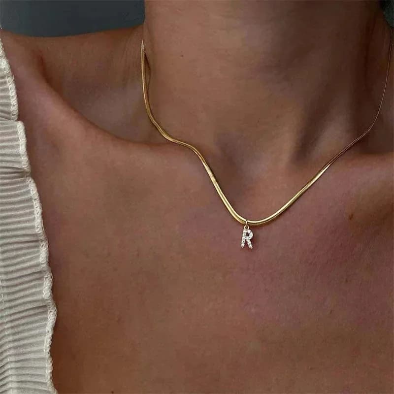 Delicata collana con lettera iniziale minuscola con zirconi per donna Collane girocollo con catena a serpente in acciaio inossidabile placcato oro Pendenti con alfabeto