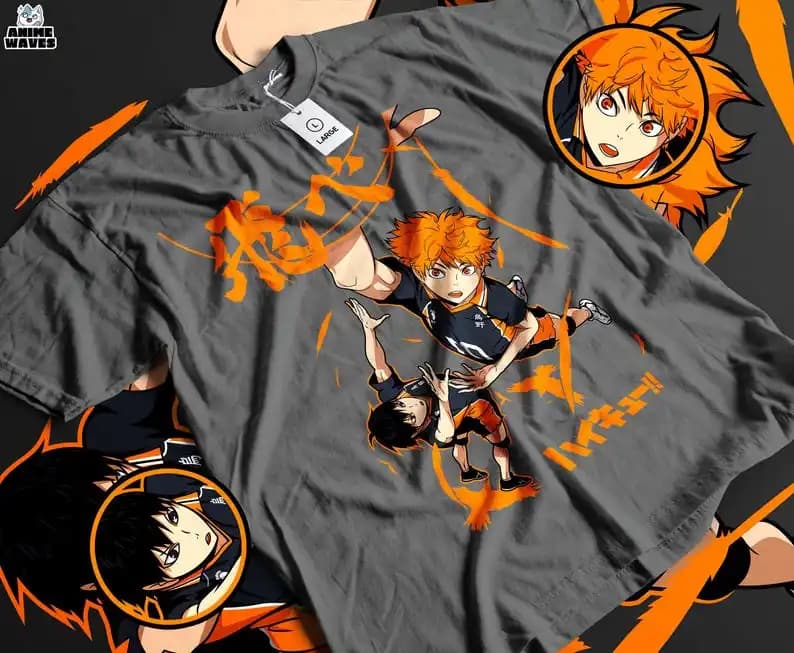 T-shirt unisex Duo pallavolo dinamico - Grafica anime giapponese Sport delle scuole superiori Stile Manga anni '2010 Cultura giapponese Lavoro di squadra ebico