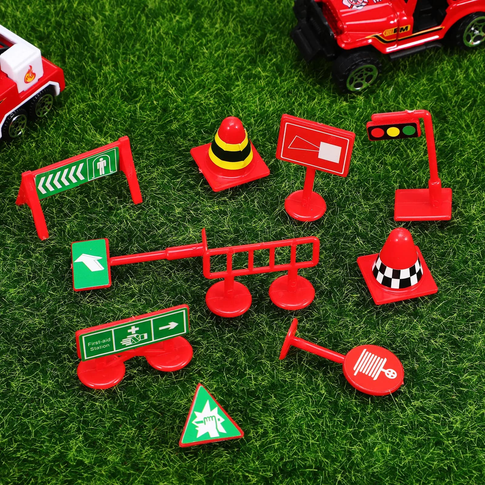 Set Educativo di 28 Mini Segnali Stradali, Giocattolo Realistico con Semaforo e Segnaletica Stradale