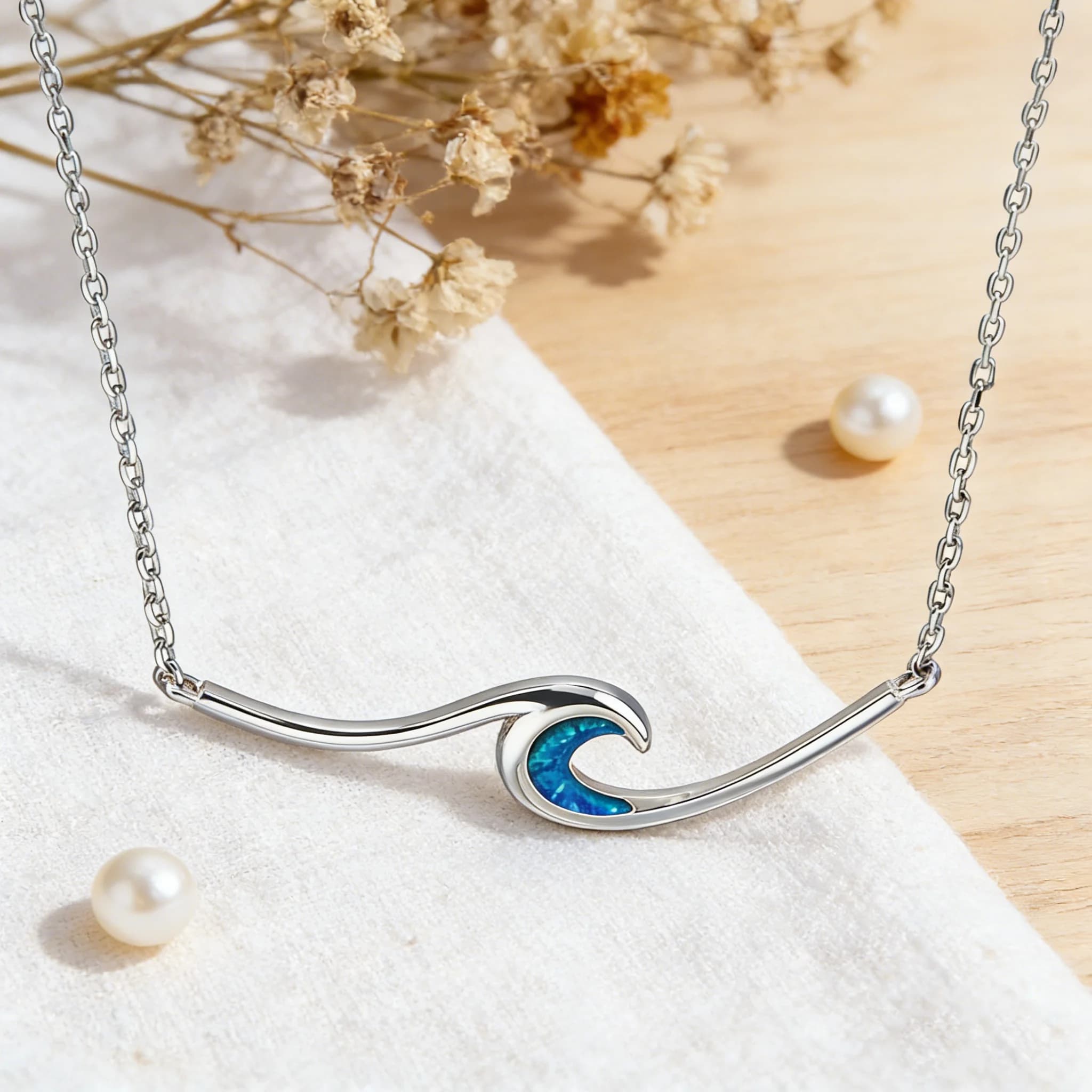 Collana con ciondolo a onda con opale blu scintillante, gioielli ispirati all'oceano placcati in oro bianco, regalo minimalista con catena delicata per le donne