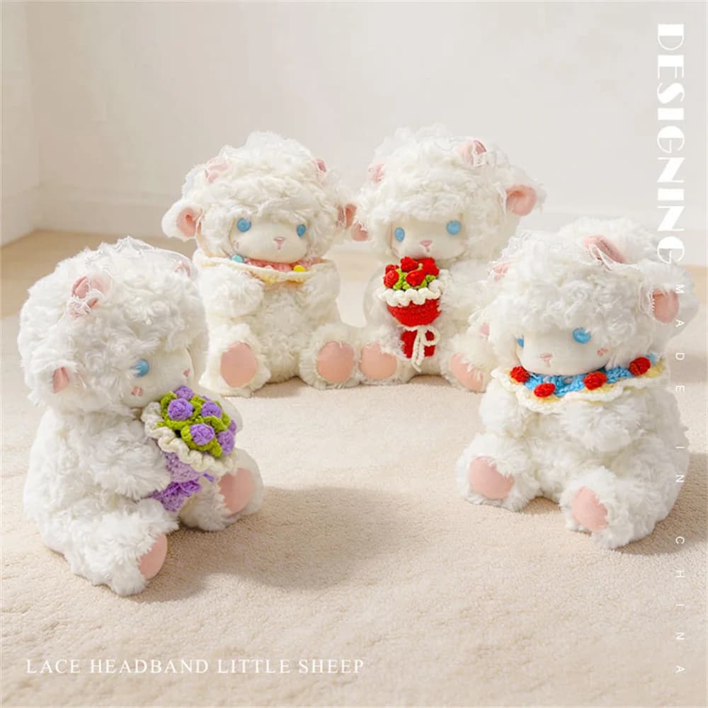 Peluche di Pecora Seduta con Fiori, 22cm, Adorabile Bambola di Peluche Alpaca con Fascia per Capelli in Pizzo, Regalo di Compleanno per Ragazze