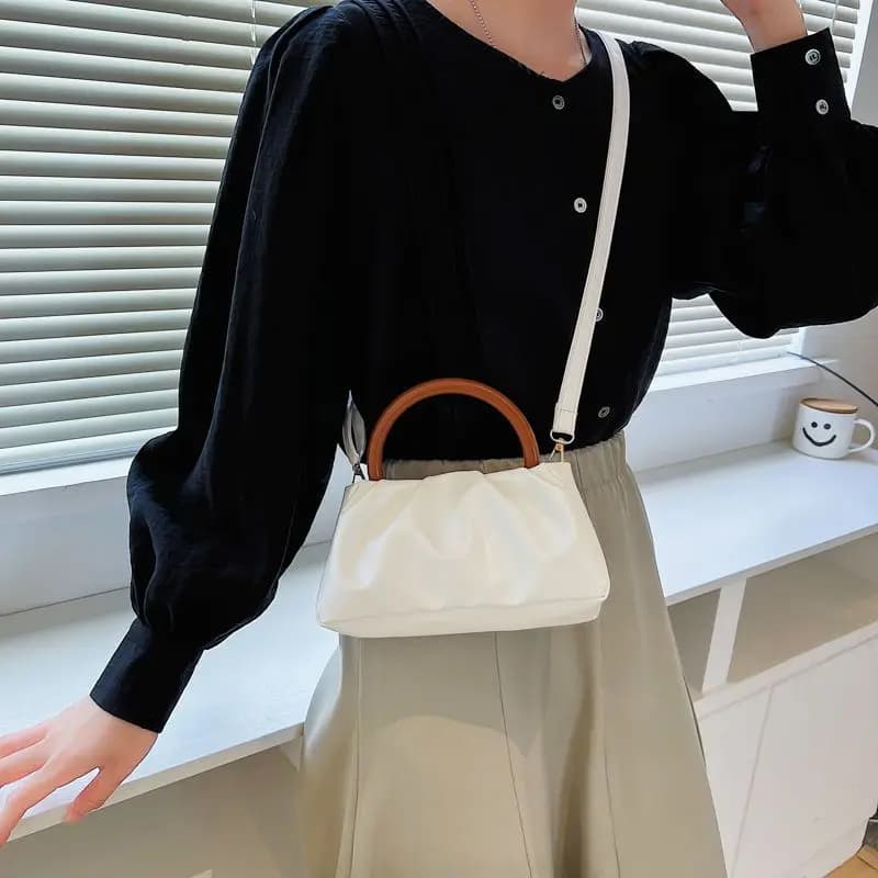 Borsa da donna a forma di nuvola pieghettata con manico in legno di design di nicchia Borsa da donna semplice sotto le ascelle Borsa da ragazza alla moda Mini borsa a tracolla chic