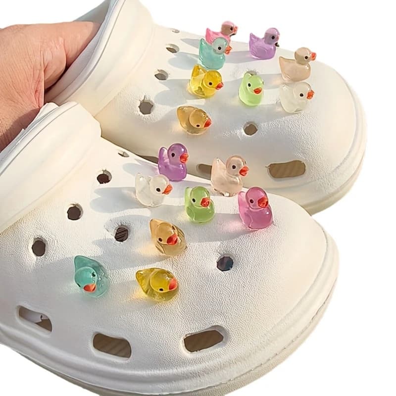 1Set Luminoso 3D Anatra Pendenti e Ciondoli Set Carino Anatre Di Natale Avanzate Decorazioni di Scarpe FAI DA TE Fibbia Staccabile Scarpe accessori