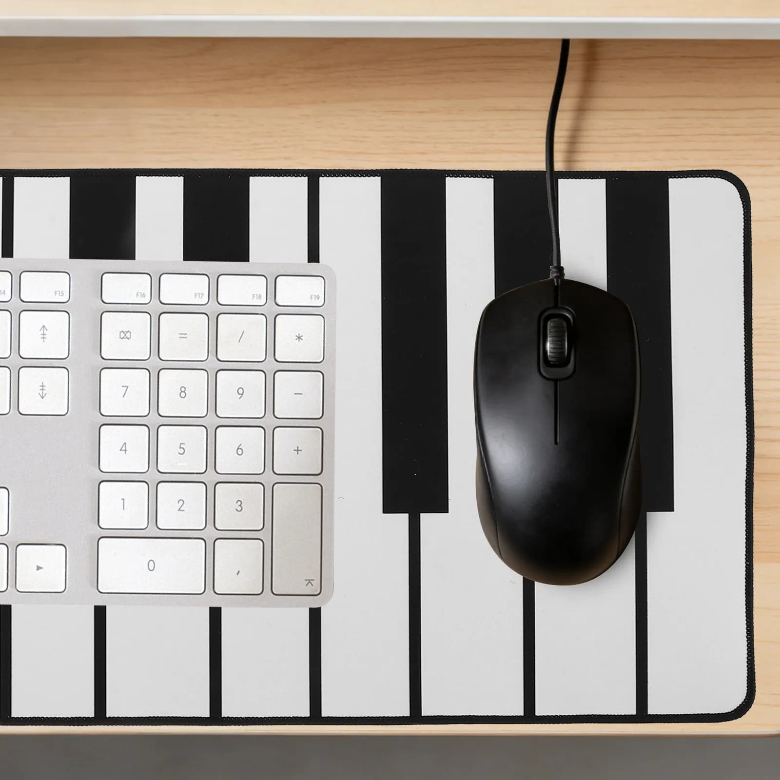 Tappetino per Tastiera Pianoforte Esteso Antiscivolo Grande Bianco e Nero, Tappetino da Scrivania Musicale Oversize, Tappetino per Mouse e Tastiera, Protezione per Scrivania da Ufficio e Gaming