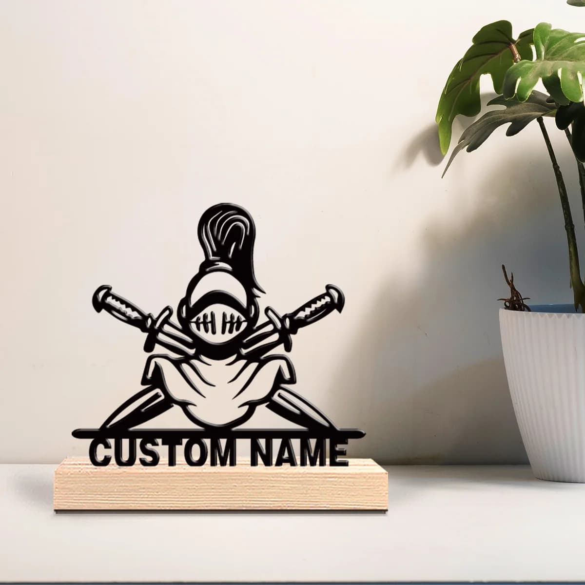 Decorazione da Tavolo in Metallo Personalizzata con Elmo e Spada, Base in Legno Rustica, Ornamento da Scrivania