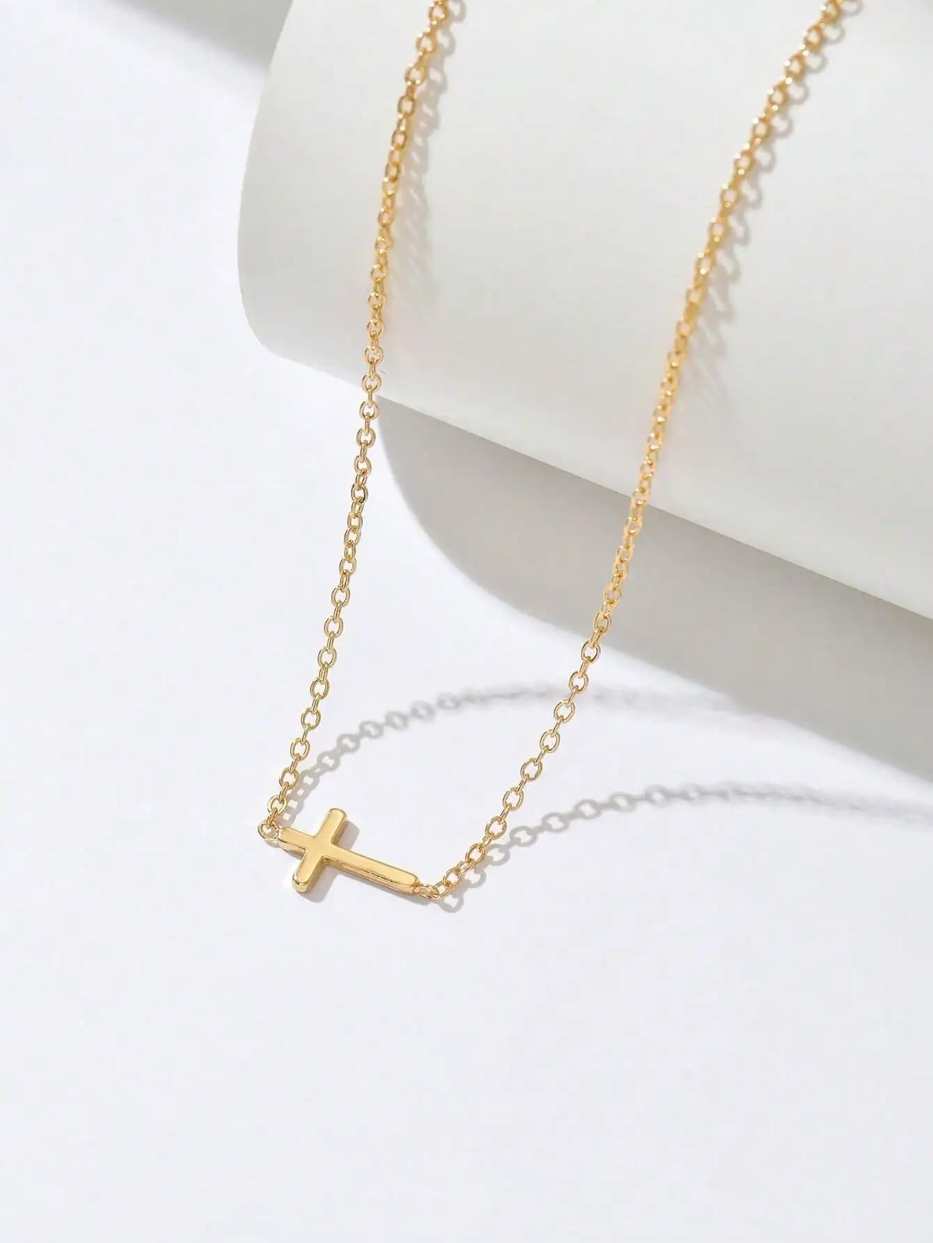Elegant 1 piece gold wedding necklace – Delicate shiny cross pendant, suitable for weddings, appointment skirts and commuting shirts