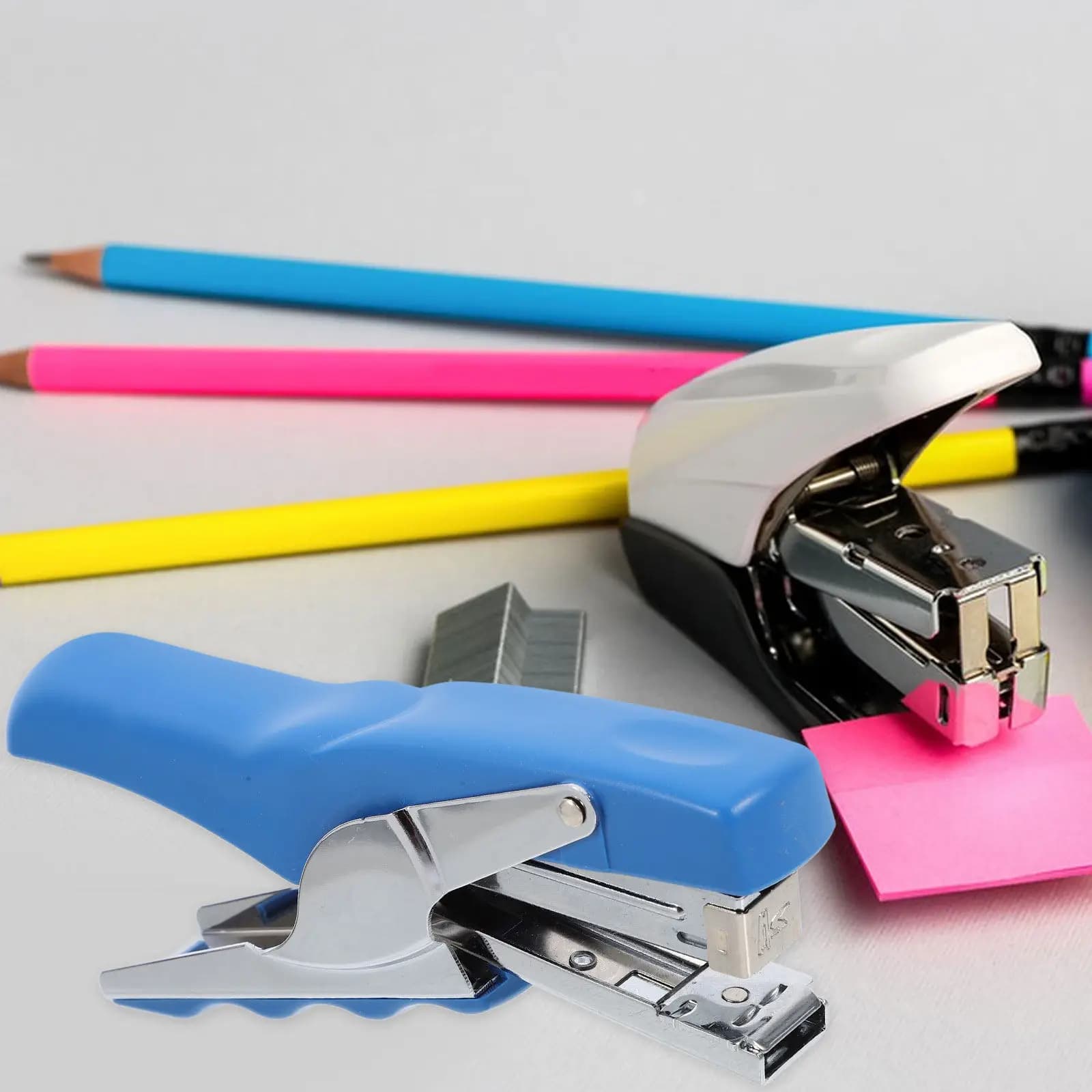 Cucitrice Manuale Blu Multifunzione per Ufficio, Scuola e Casa, Design Ergonomico, Capacità 25 Fogli