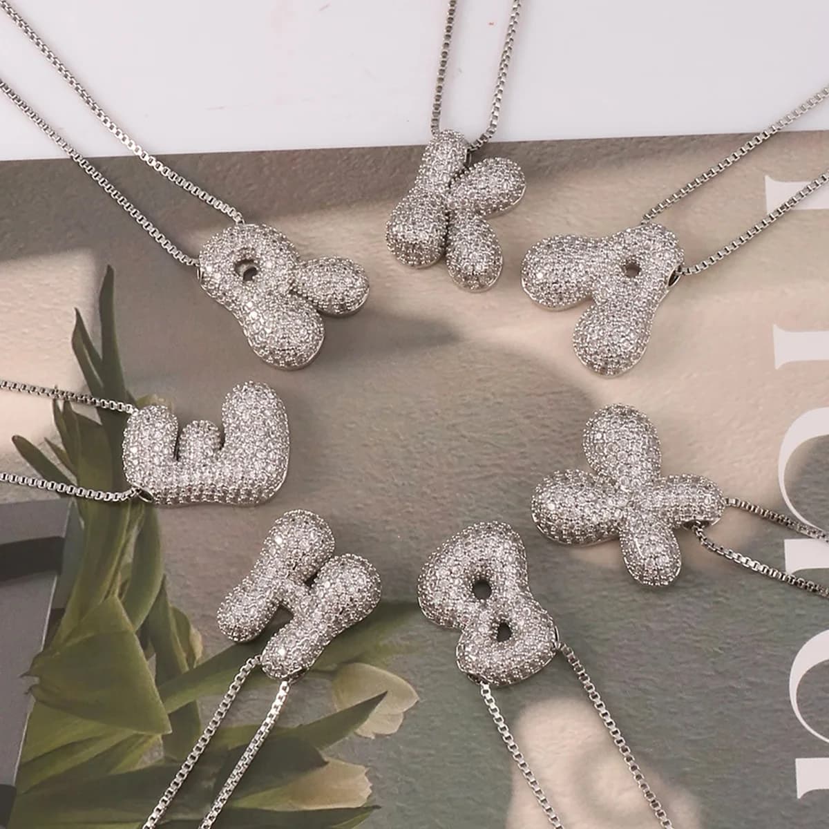 Collana con ciondolo con lettera iniziale color oro Collana con ciondolo a forma di bolla con alfabeto iniziale con diamanti pavimentati in rame AZ per le donne